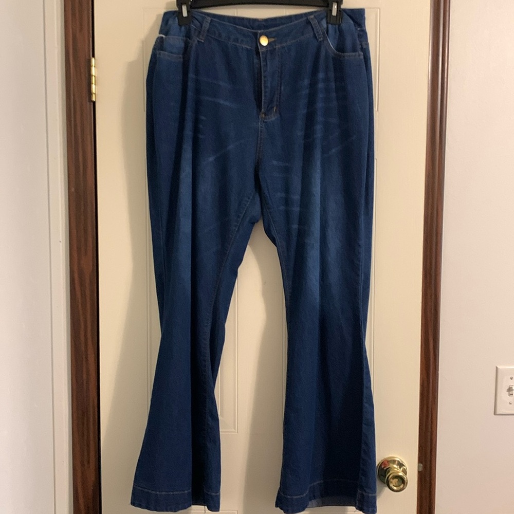 Med wash bell bottom jeans